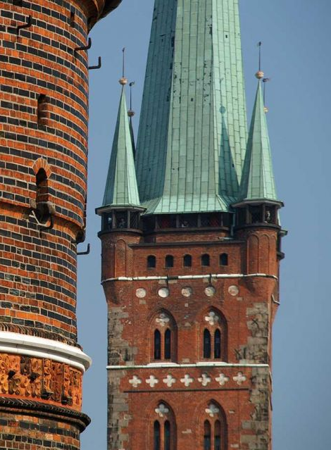 Holstentor und Petrikirche in Lübeck mit Aussichtsplattform